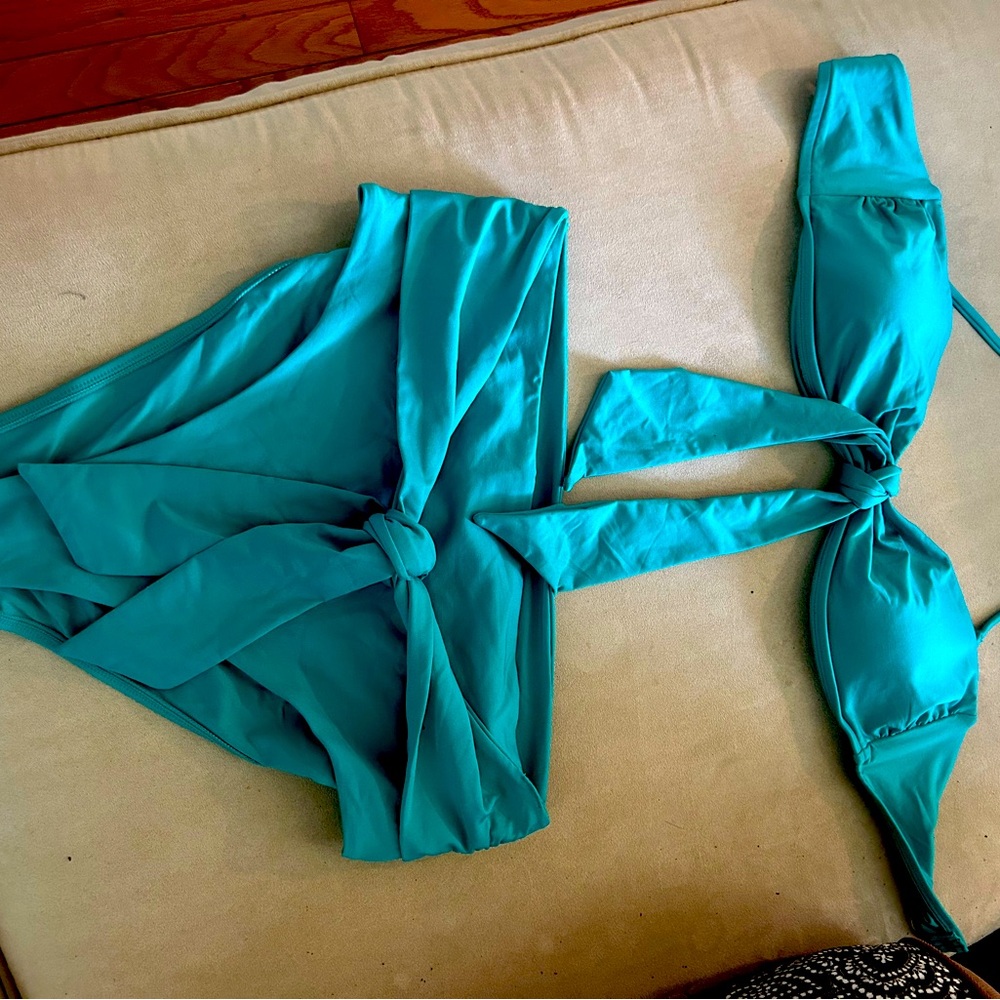 VS (Victorias Secret) teal colored tie-front bikini,size L, Nwe!..never worn!
